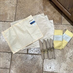 Encore & Home Collection Beige and Yellow Napkin Set